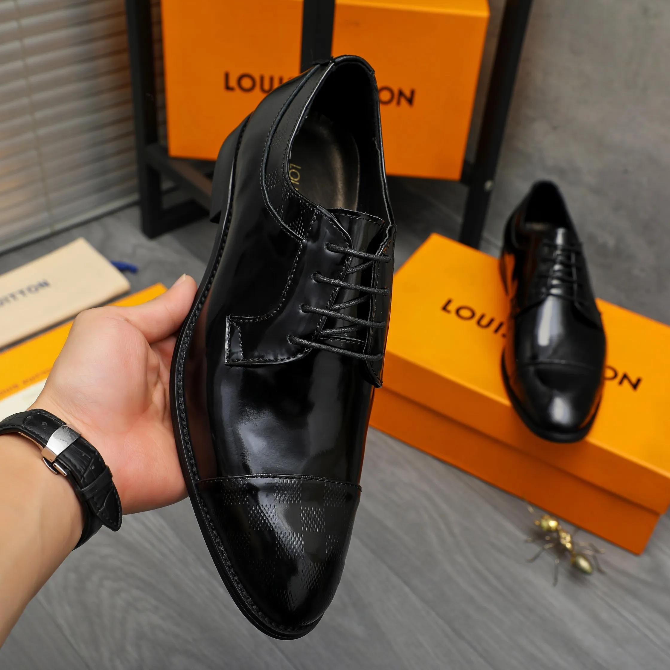 Men's shoes 💰p460 Product trademark: LV (Louis Vuitton) business lace-up leather shoes True size: 39-44 Product material: Selected lacquered cowhide stitching classic embossed upper, cowhide lining, original rubber outsole